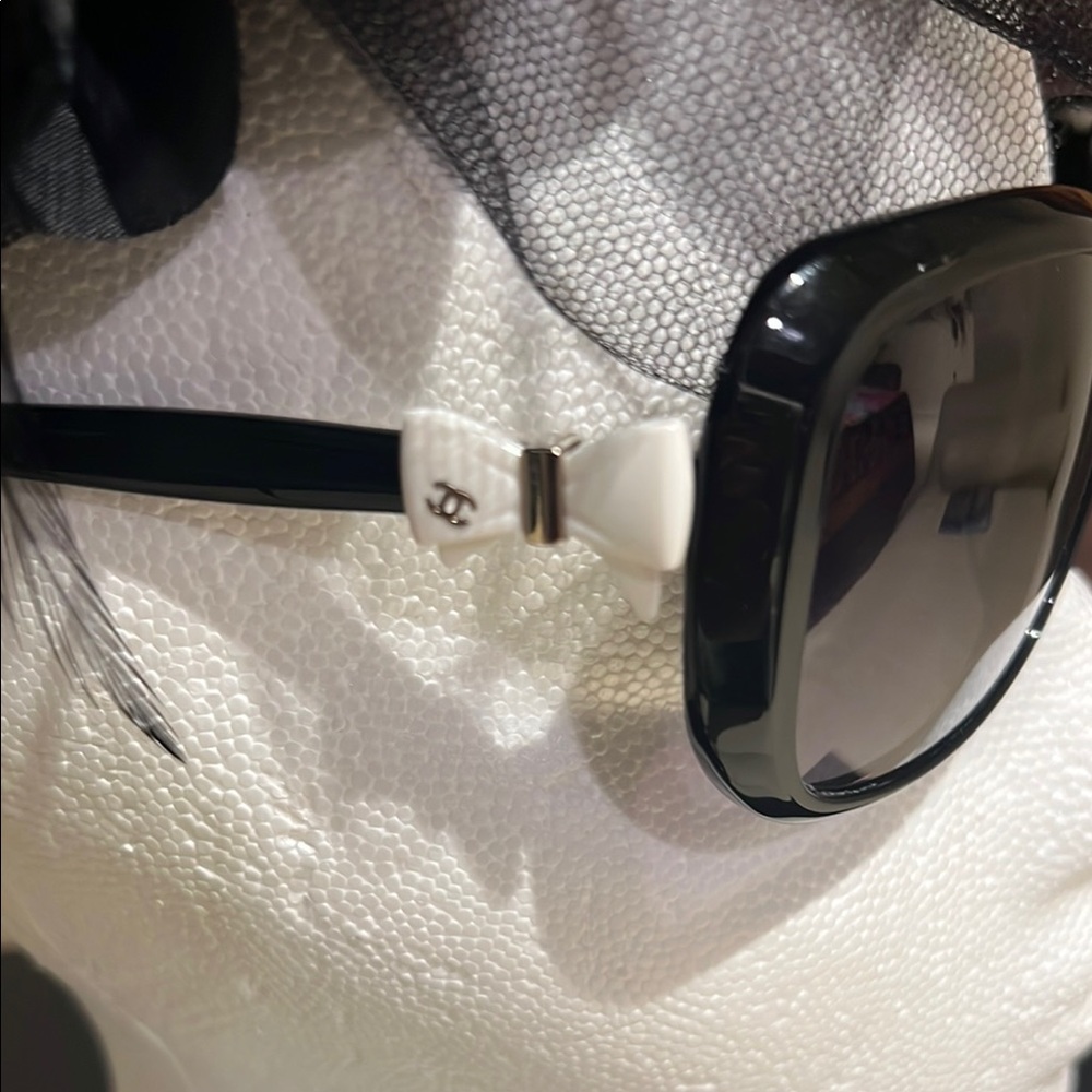 Chic Chanel bow Black Sunglasses - Picture 9 of 9